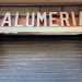 Un palese esempio di uso di plexiglass anni 50  la targa della Salumeria Micunco, presente in via Pasubio dal 1958. Si nota qui la leggibilit associata ai caratteri lineari

